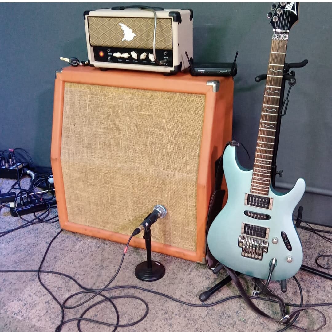 Cabinet e guitarra